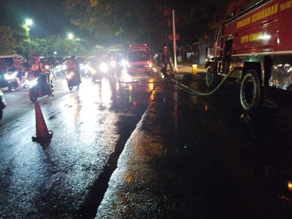 Jalan Raya Baros, Kota Cimahi yang Dipenuhi Tumpahan Solar. (Dok/Damkar Kota Cimahi)