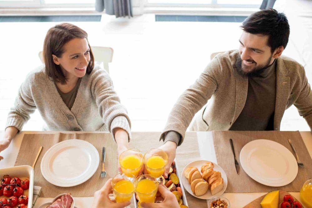 ilustrasi mengenalkan pasangan ke keluarga (pexels.com/Alexy Almond)