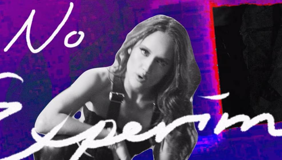 Cinta Laura di MV “Loco” (YouTube.com/Cinta Laura Kiehl)