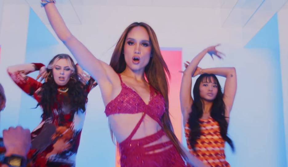 Cinta Laura di MV “Loco” (YouTube.com/Cinta Laura Kiehl)