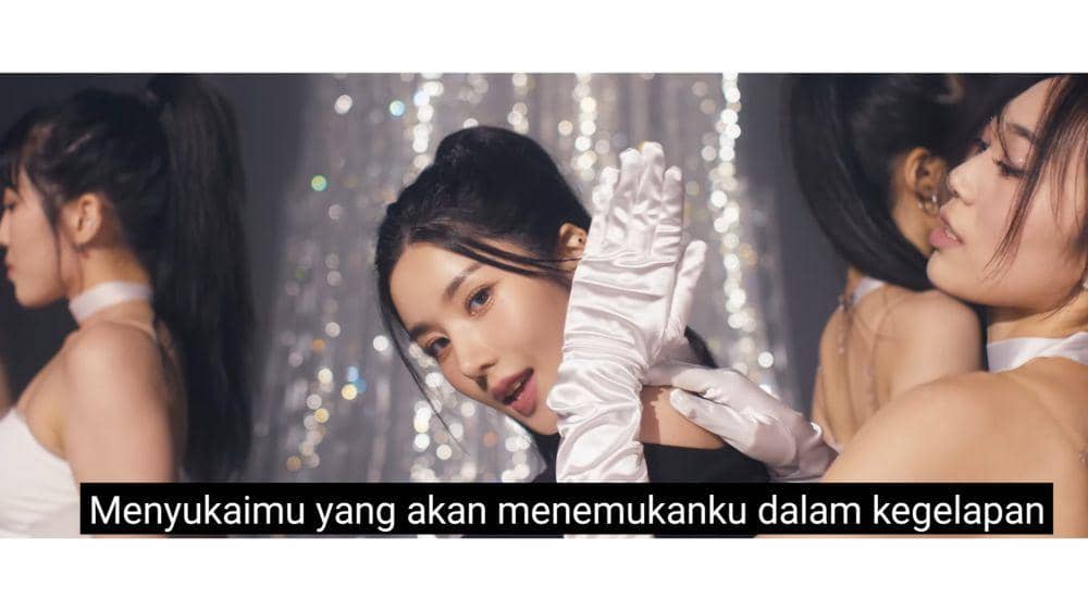 cuplikan MV "The Flash" (youtube.com/woolliment)