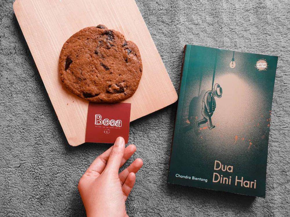 Buku Dua Dini Hari (instagram.com/chandrabeea)