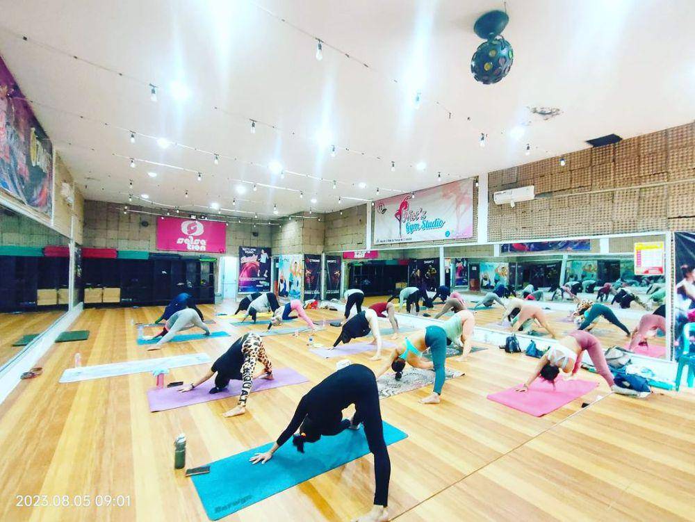 Member latihan Yoga. (Instagram.com/nietzgym)