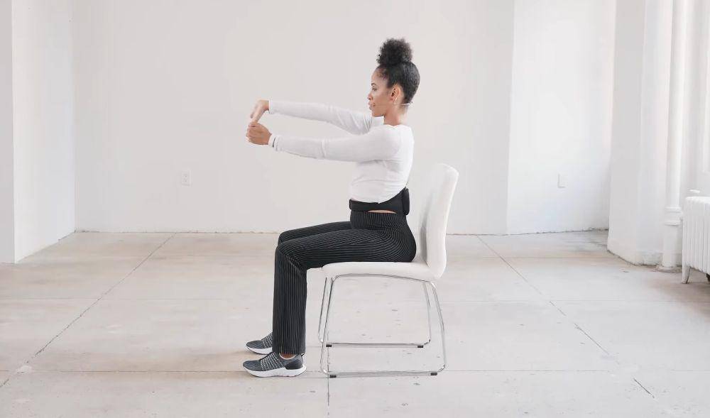 Ilustrasi wanita sedang streching di kursi kerja. (YouTube.com/STRETCHIT - Stretching and Mobility)