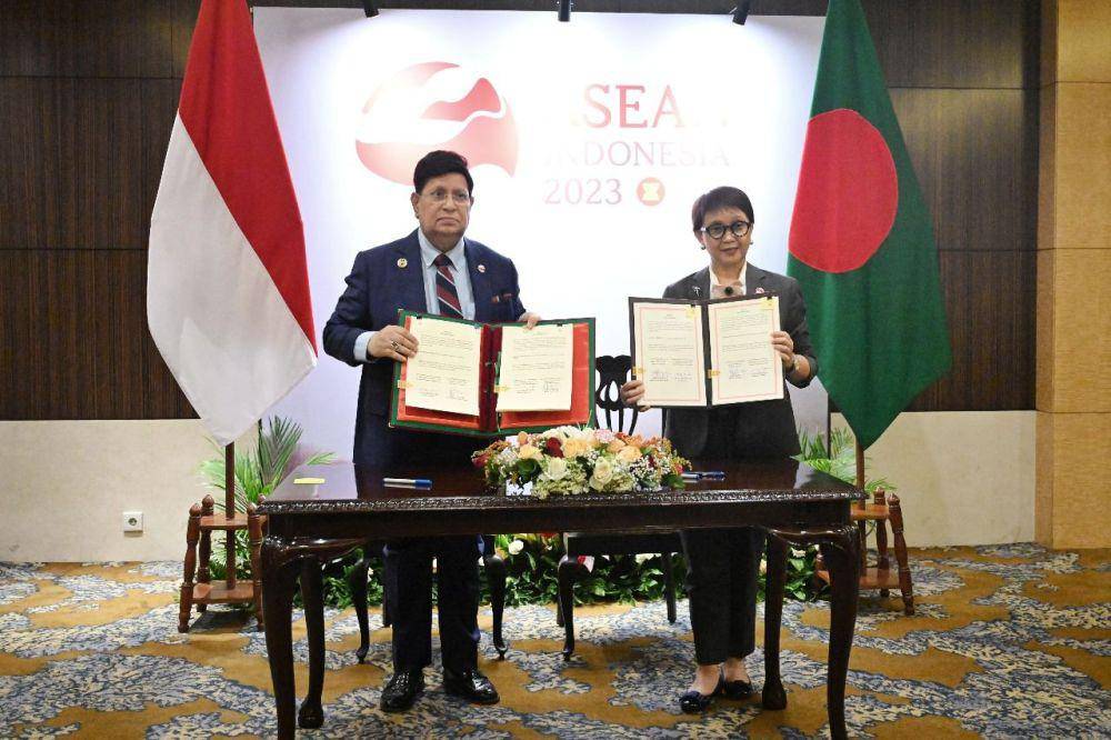3 Bangladesh hadir di KTT ASEAN sebagai Guest of Chair selaku Ketua Indian Ocean Rim Association (IORA), sekaligus menyaksikan penandatanganan MoU antara Sekretariat ASEAN dan Sekretariat IORA. Sebelum Bangladesh, Retno juga bertemu dengan Menlu Peru Ana Cecilia Gervasi Diaz. Keduanya sepakat menindaklanjuti hasil pertemuan tersebut dengan aksi konkret, termasuk mempercepat pembaharuan perjanjian bebas visa untuk paspor diplomatik dan dinas. Indonesia dan Peru juga sepakat membentuk Indonesia