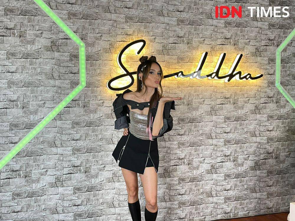 Cinta Laura rilis lagu Loco. (IDN Times/Erfah Nanda)