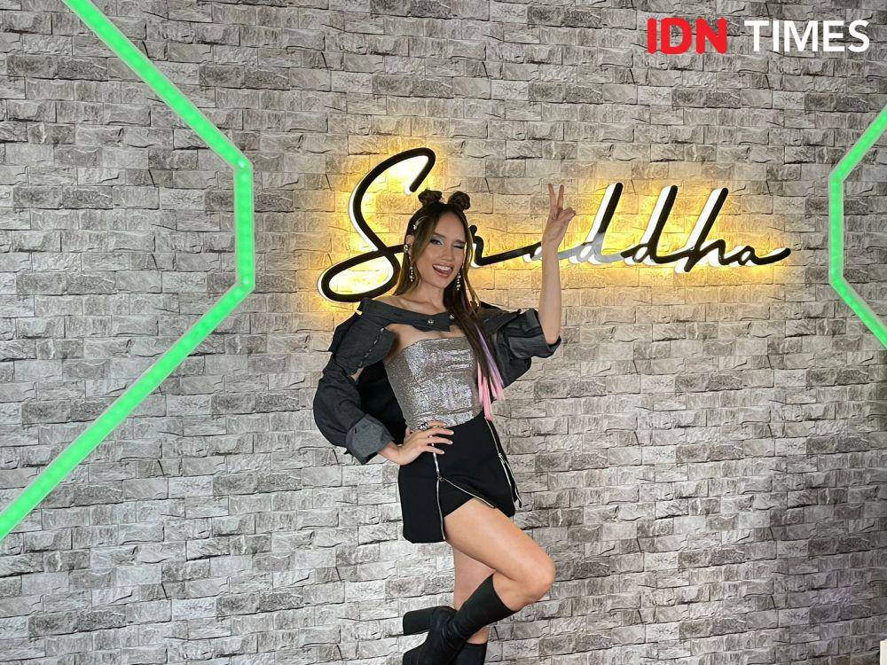 Cinta Laura rilis lagu Loco. (IDN Times/Erfah Nanda)