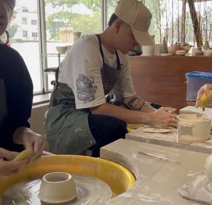 potret Agnez Mo dan Adam Rosyadi bikin tembikar (Instagram.com/agnezmo)