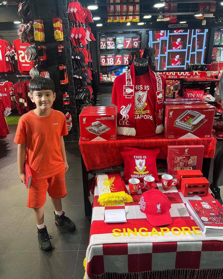Rafathar ke Liverpool Store (instagram.com/raffinagita1717)