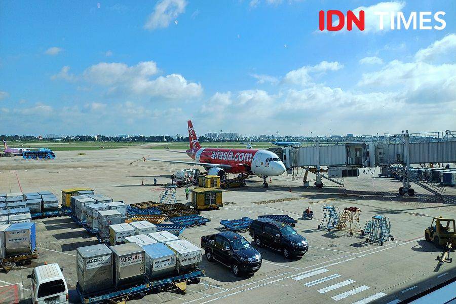 Ilustrasi pesawat di bandara (IDN Times/Dhiya Awlia Azzahra)