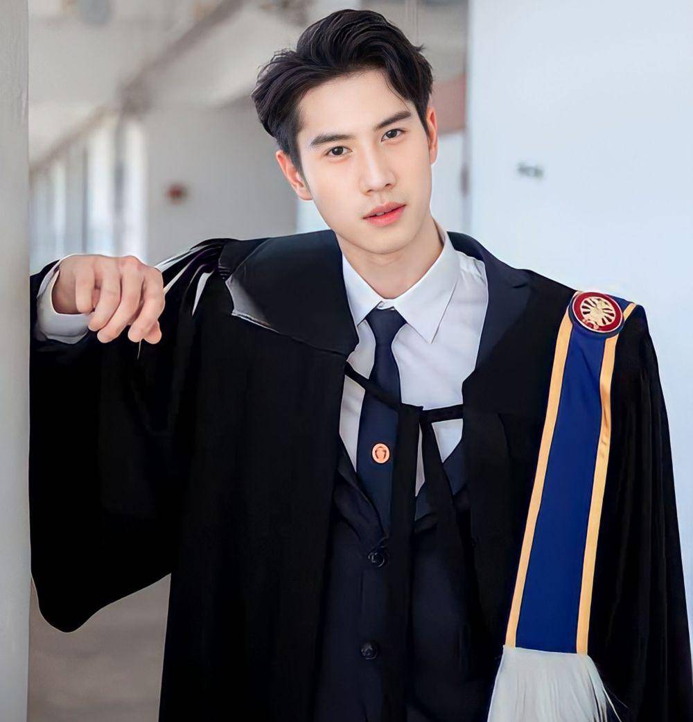potret kelulusan Bright Rapheephong (instagram.com/brightrpp)