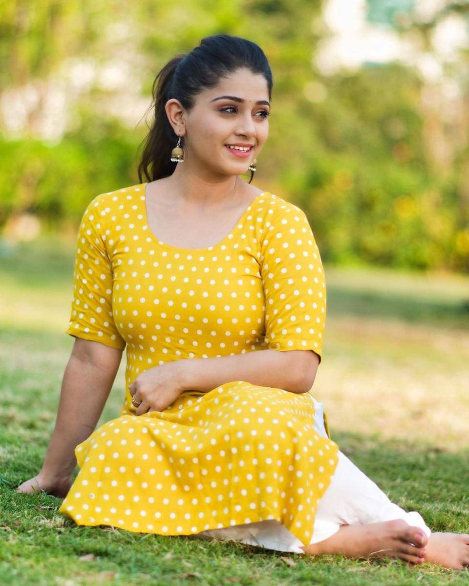 makeup look Chandni Bhagwanani (instagram.com/chandnibhagwanani)
