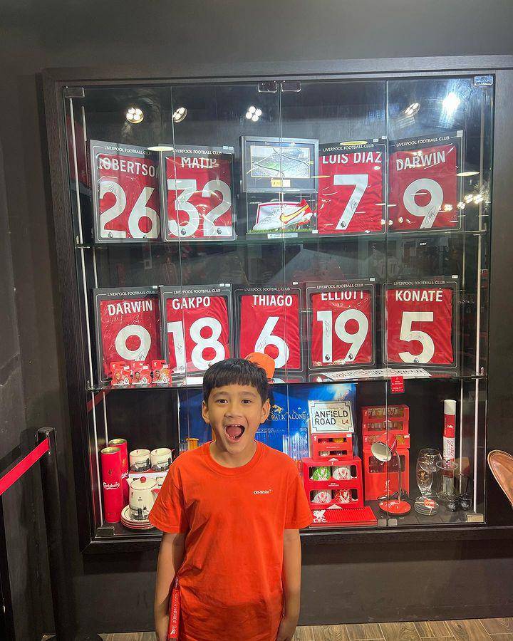Rafathar ke Liverpool Store (instagram.com/raffinagita1717)