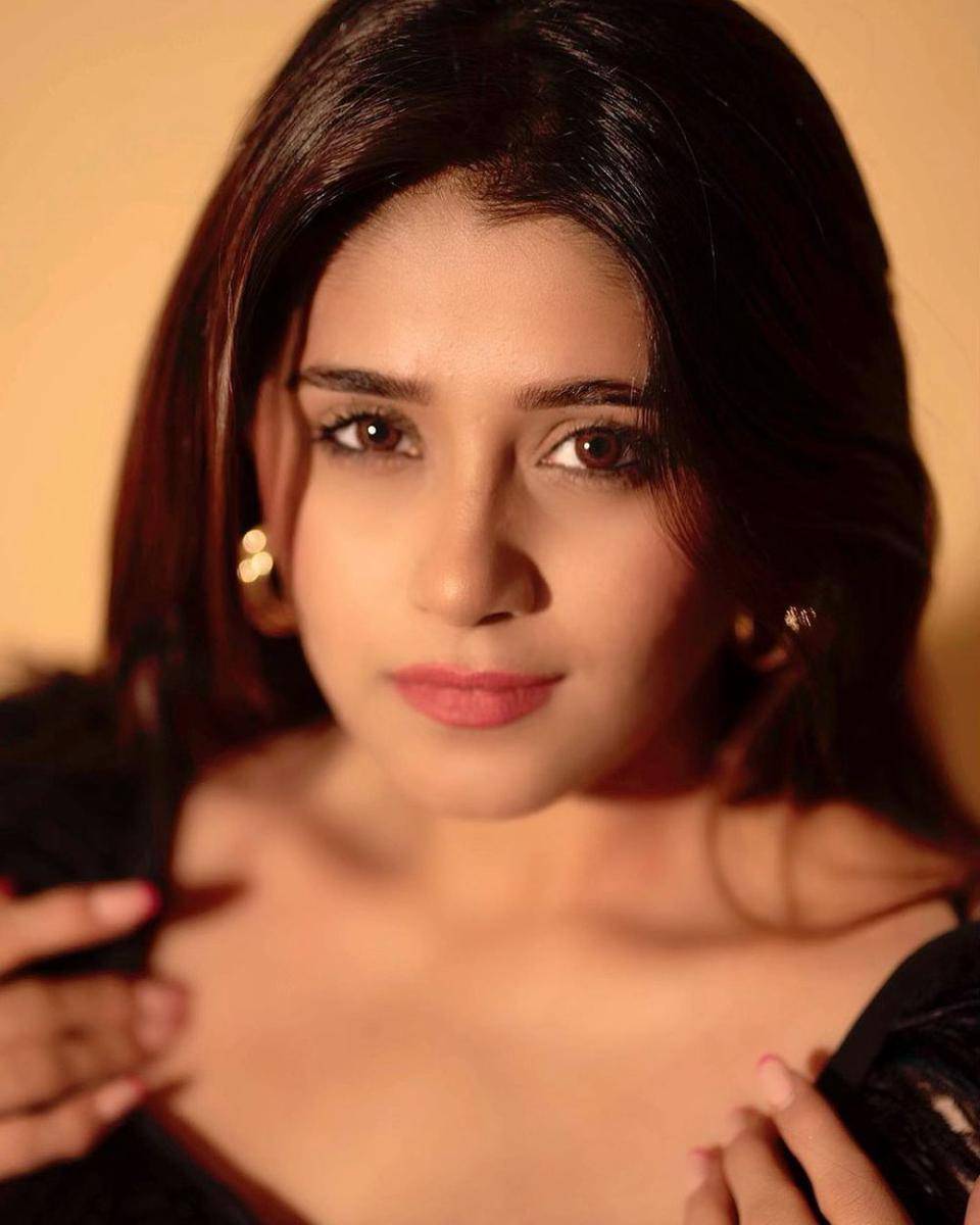makeup look Chandni Bhagwanani (instagram.com/chandnibhagwanani)
