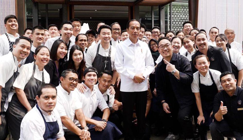 potret kompak Chef Arnold Poernomo dan tim di KTT ASEAN di Jakarta (instagram.com/arnoldpo)
