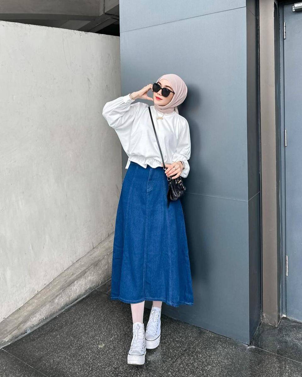 Ide outfit serba denim ala Yolla Anggita (instagram.com/yollaanggitaaa)