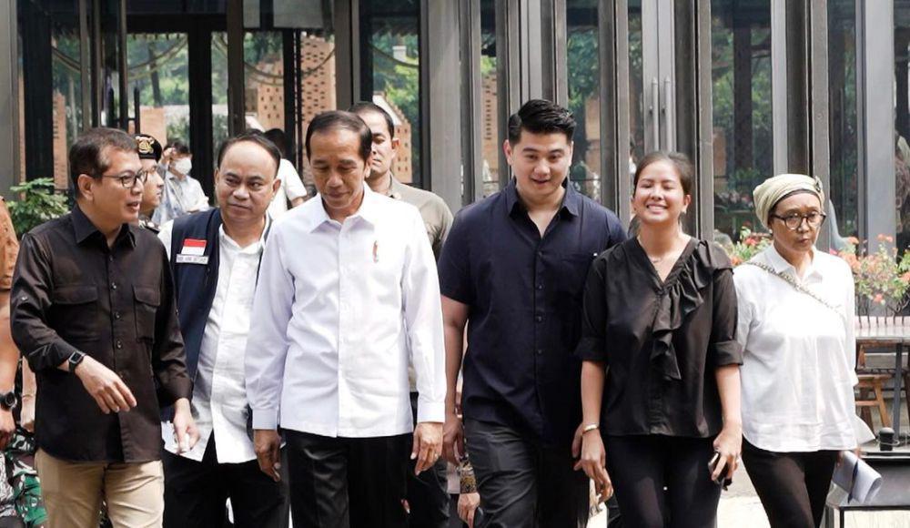 potret kompak Chef Arnold Poernomo dan tim di KTT ASEAN di Jakarta (instagram.com/arnoldpo)