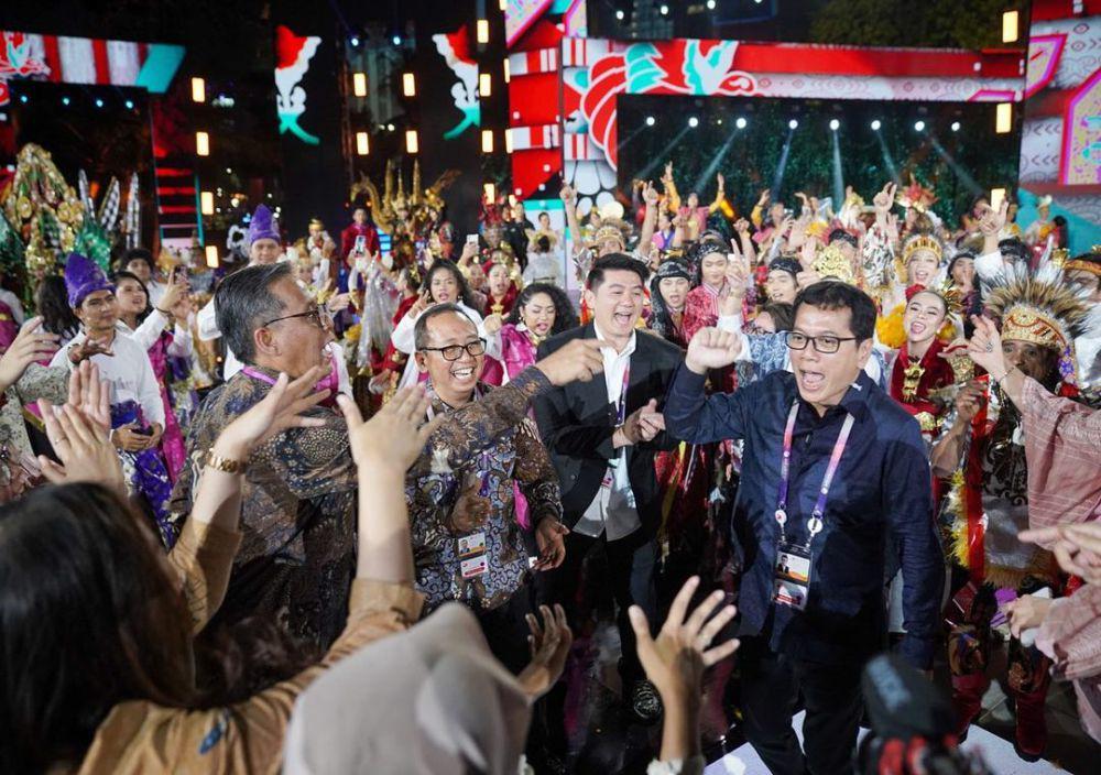 potret kompak Chef Arnold Poernomo dan tim di KTT ASEAN di Jakarta (instagram.com/arnoldpo)