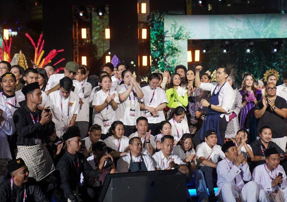 potret kompak Chef Arnold Poernomo dan tim di KTT ASEAN di Jakarta (instagram.com/arnoldpo)