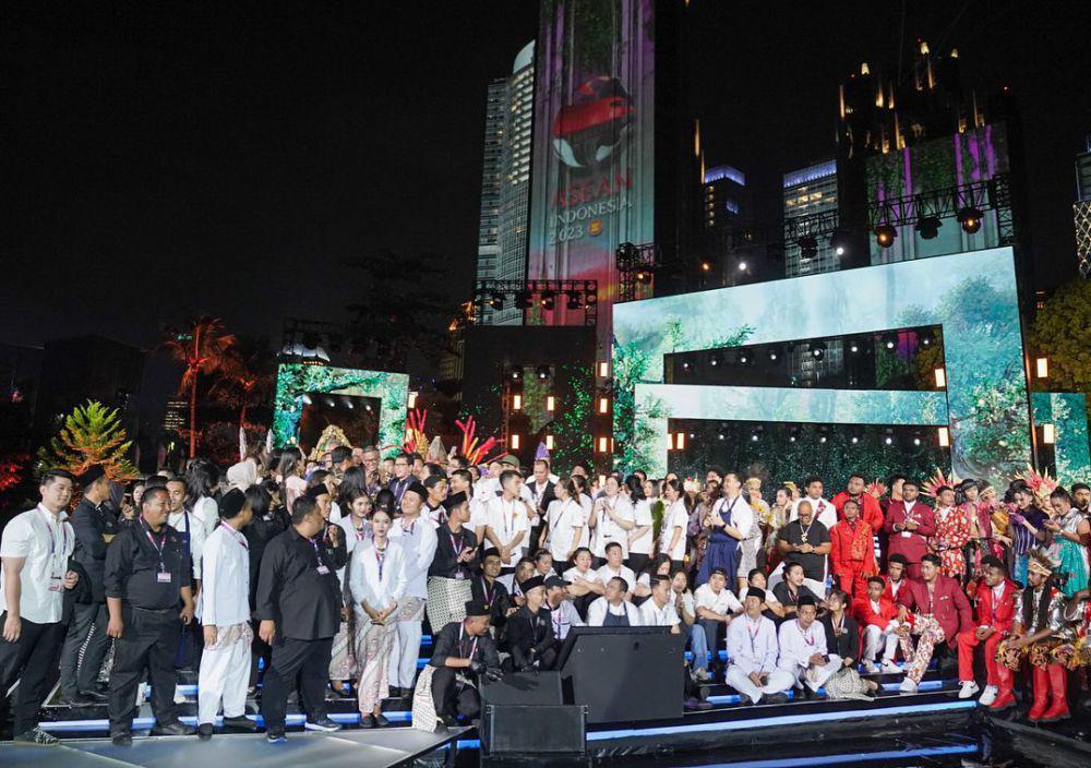 potret kompak Chef Arnold Poernomo dan tim di KTT ASEAN di Jakarta (instagram.com/arnoldpo)