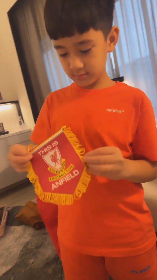 Rafathar ke Liverpool Store (instagram.com/raffinagita1717)