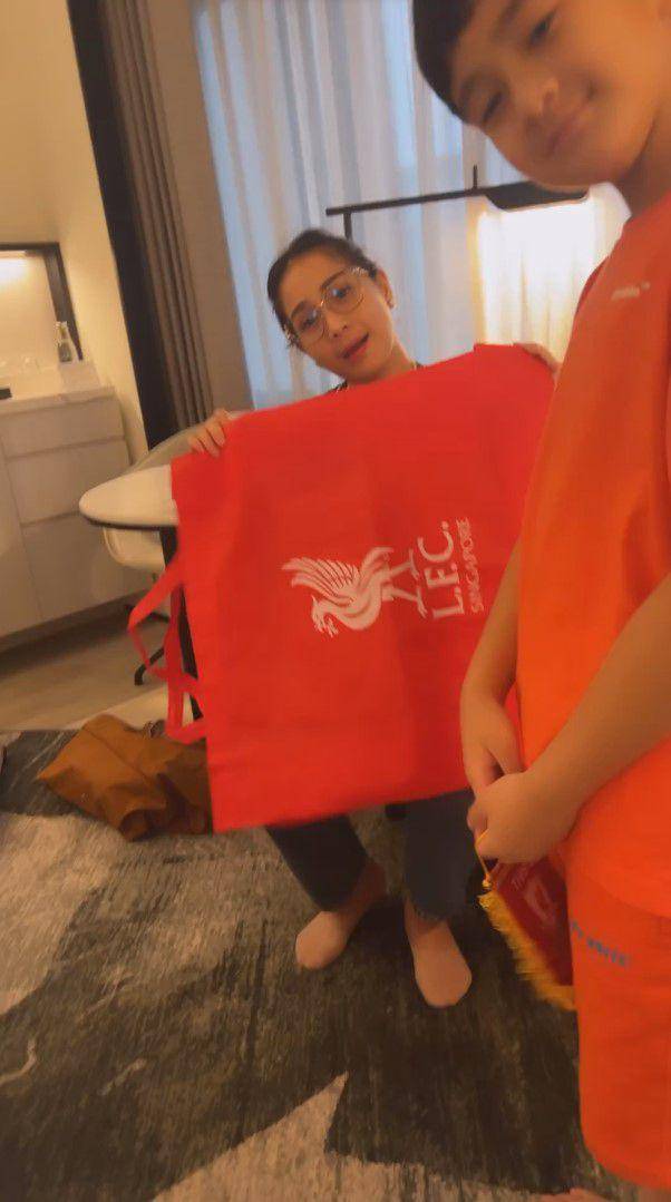 Rafathar ke Liverpool Store (instagram.com/raffinagita1717)