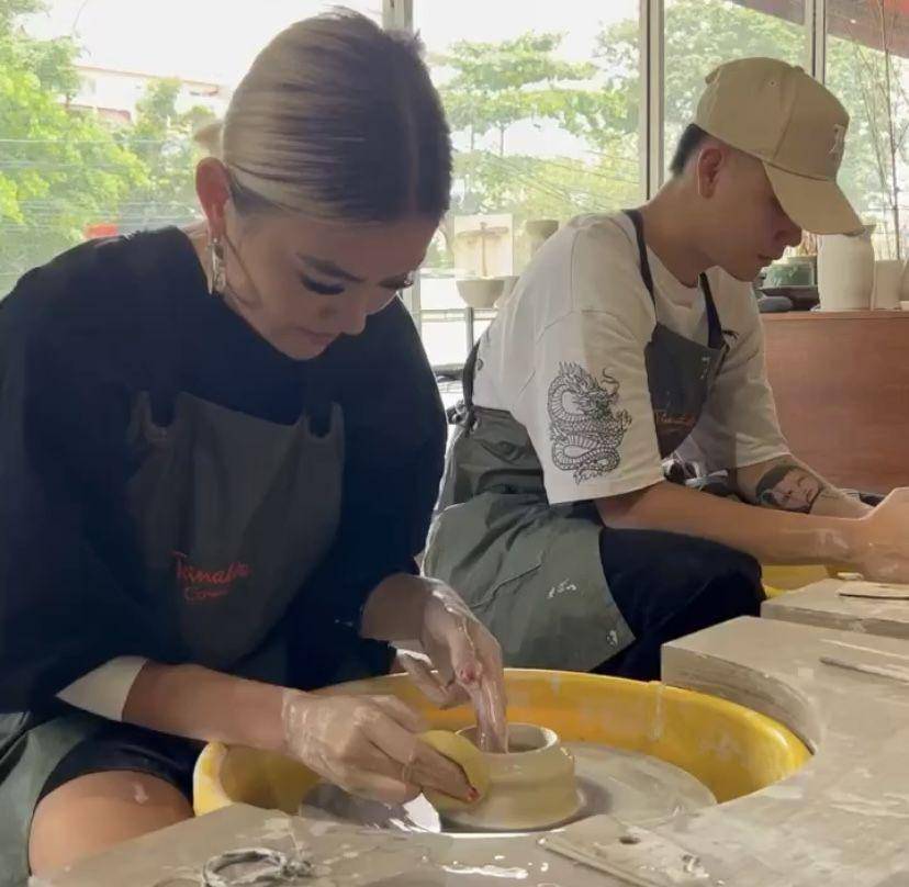 potret Agnez Mo dan Adam Rosyadi bikin tembikar (Instagram.com/agnezmo)