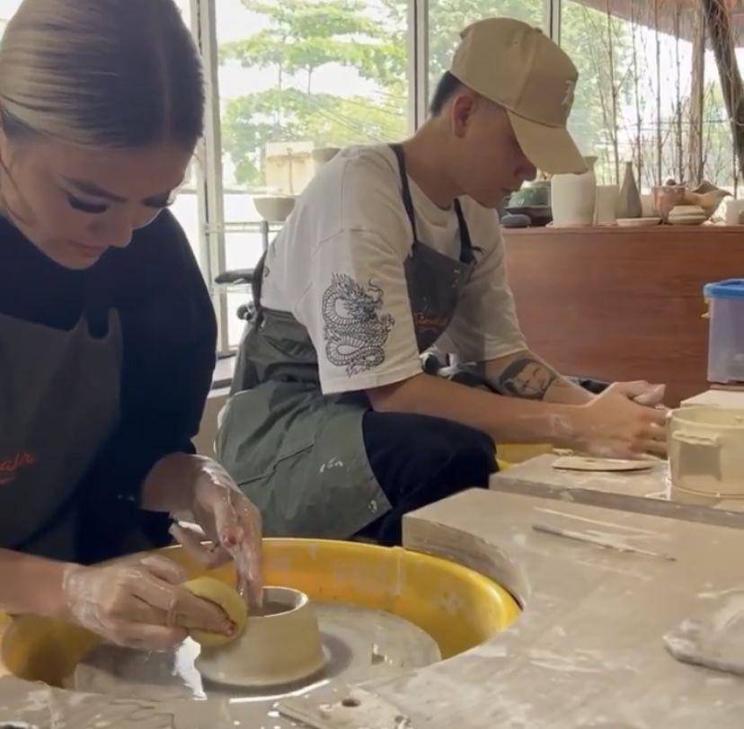 potret Agnez Mo dan Adam Rosyadi bikin tembikar (Instagram.com/agnezmo)