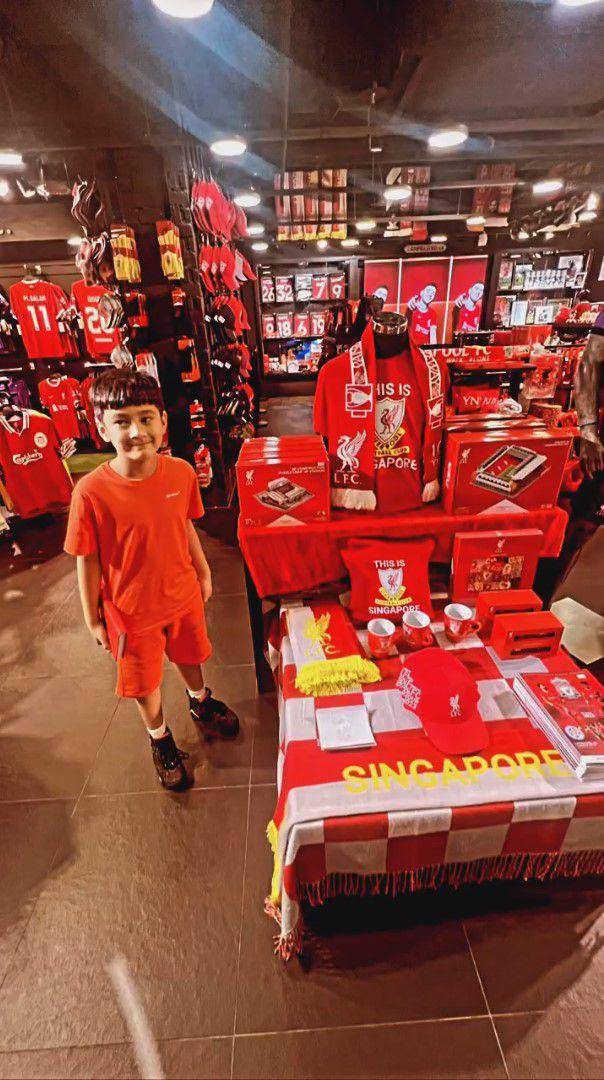 Rafathar ke Liverpool Store (instagram.com/raffinagita1717)
