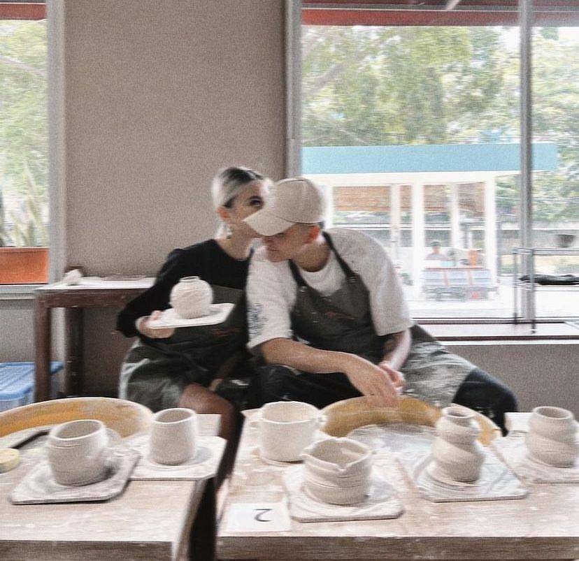 potret Agnez Mo dan Adam Rosyadi bikin tembikar (Instagram.com/agnezmo)