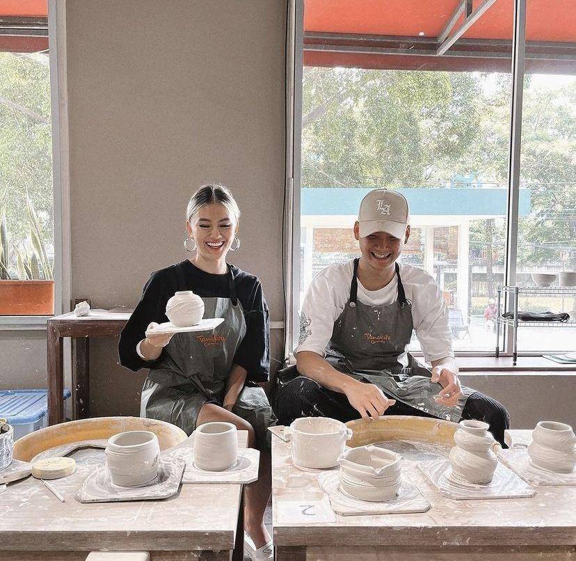 potret Agnez Mo dan Adam Rosyadi bikin tembikar (Instagram.com/agnezmo)