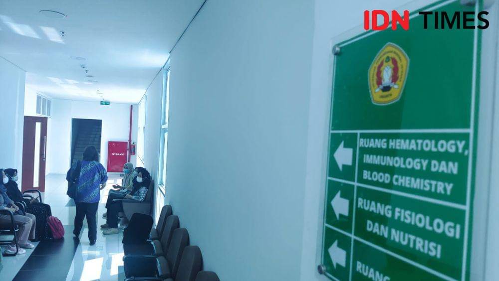 Sejumlah mahasiswa sedang melakukan aktivitas di salah satu lorong di gedung UPN Veteran Jakarta, Jalan Raya Limo, Limo, Kota Depok. (IDNTimes/Dicky)