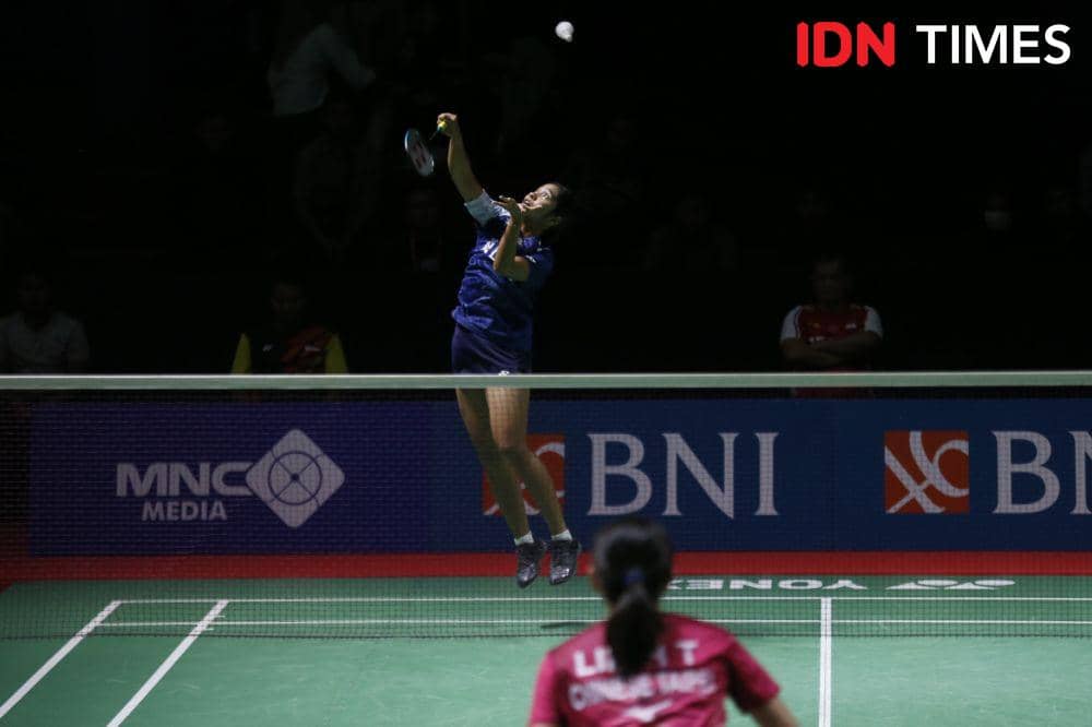 Juara Indonesia International Challenge Ester Nurumi Tri Wardoyo membuat kejutan pada babak 32 Besar Indonesia Masters 2023 di GOR PBSI Sumut (IDN Times/Doni Hermawan)