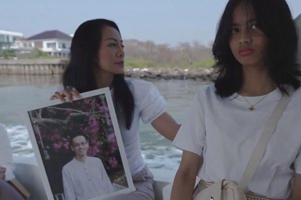 7 Momen Sharena Delon Tabur Bunga Kenang 1 Tahun Kepergian Kakak