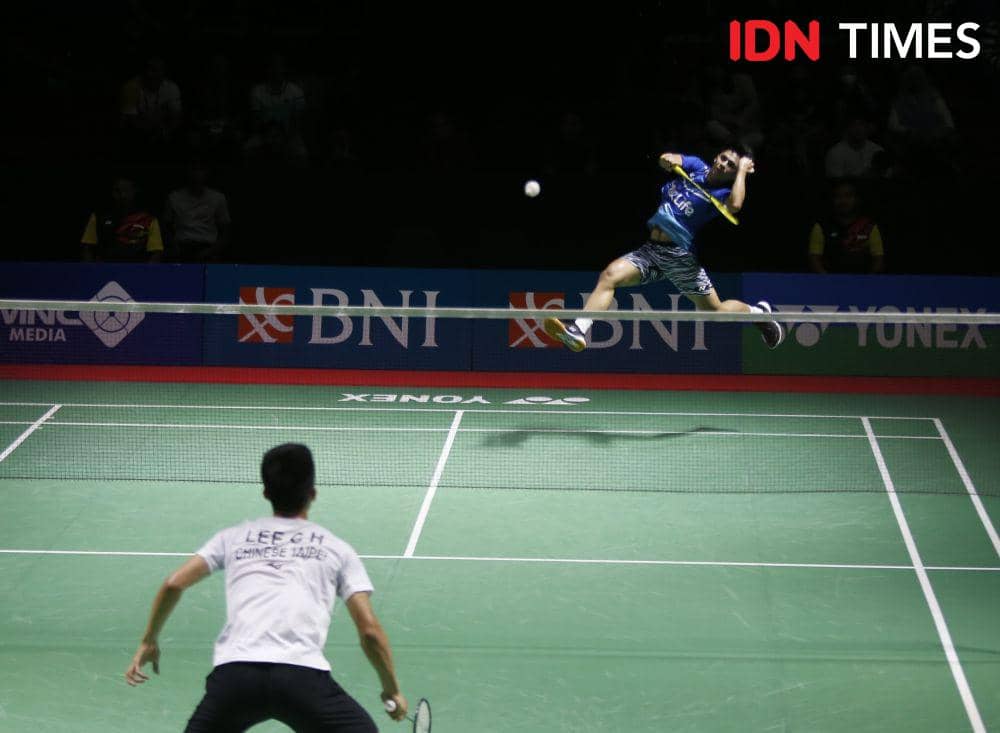 Ikhsan Leonardo Rumbay melakukan smash saat beraksi di 32 Besar Indonesia Masters 2023 di GOR PBSI Sumut, Rabu (6/9/2023) (IDN Times/Doni Hermawan)
