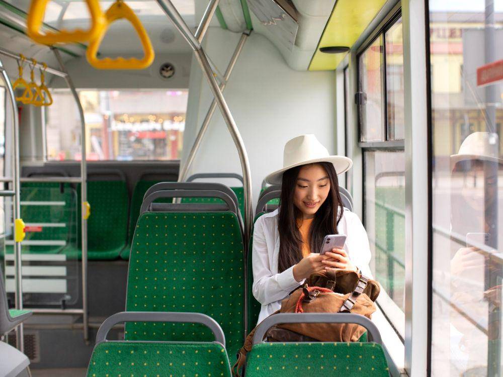 ilustrasi traveling dengan bus (freepik.com/Freepik)