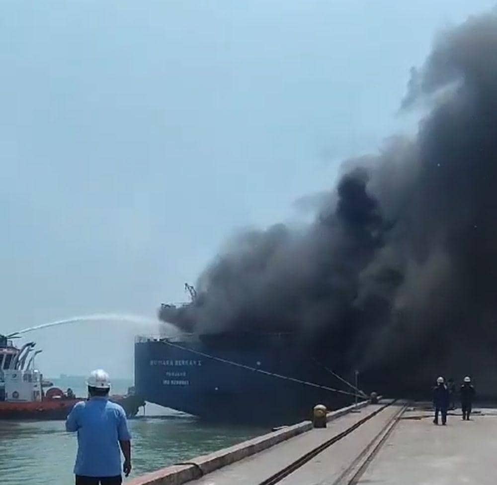 Kapal Penumpang Terbakar di Pelabuhan Indah Kiat Merak