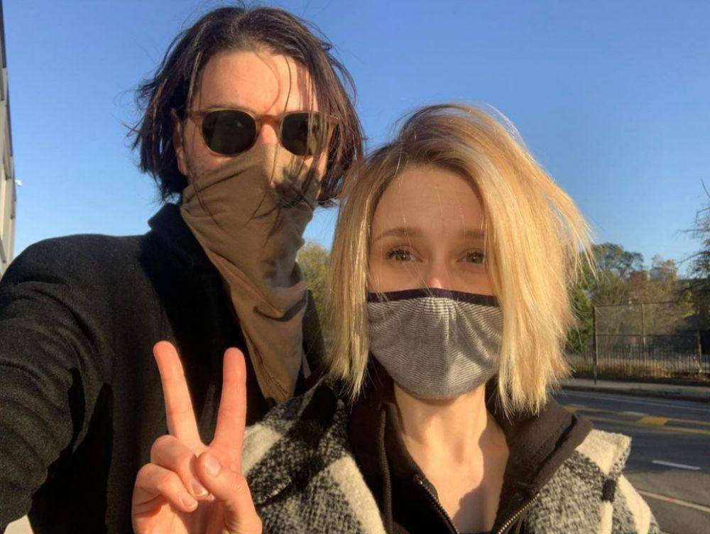 Taissa Farmiga dan suami (instagram.com/taissafarmiga)