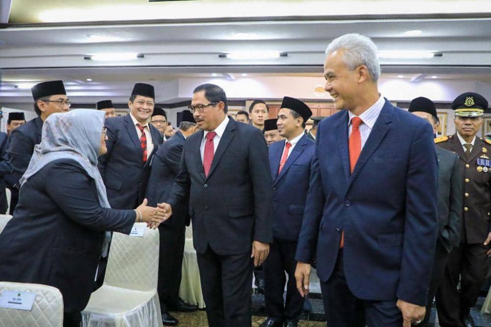 Pj Gubernur Jateng Nana Sudjana saat bersalaman dengan jajaran pejabat lingkungan Pemprov Jateng seusai sesi sertijab di Gedung Gradhika Bhakti Praja, Jalan Pahlawan, Semarang. (IDN Times/Dok Pemprov Jateng)