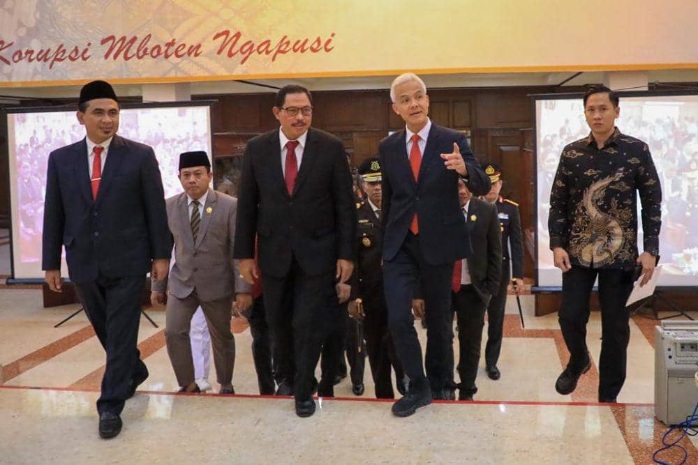 Pj Gubernur Jateng Nana Sudjana berjalan keluar Aula Gedung Gradhika Bhakti Praja Semarang sambil melihat-lihat kondisi sekitar. (IDN Times/Fariz Fardianto)