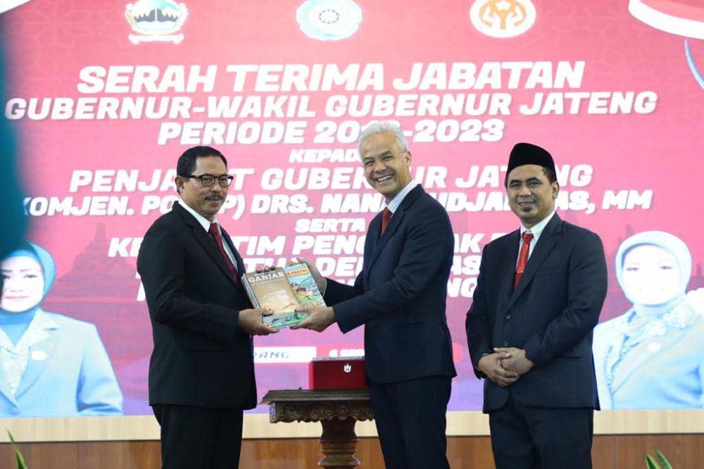 Pj Gubernur Jateng Nana Sudjana dapat sebuah buku kenang-kenangan dari Ganjar Pranowo pasca sertijab di Gedung Gradhika Bhakti Praja Semarang. (IDN Times/Dok Humas Pemprov Jateng)