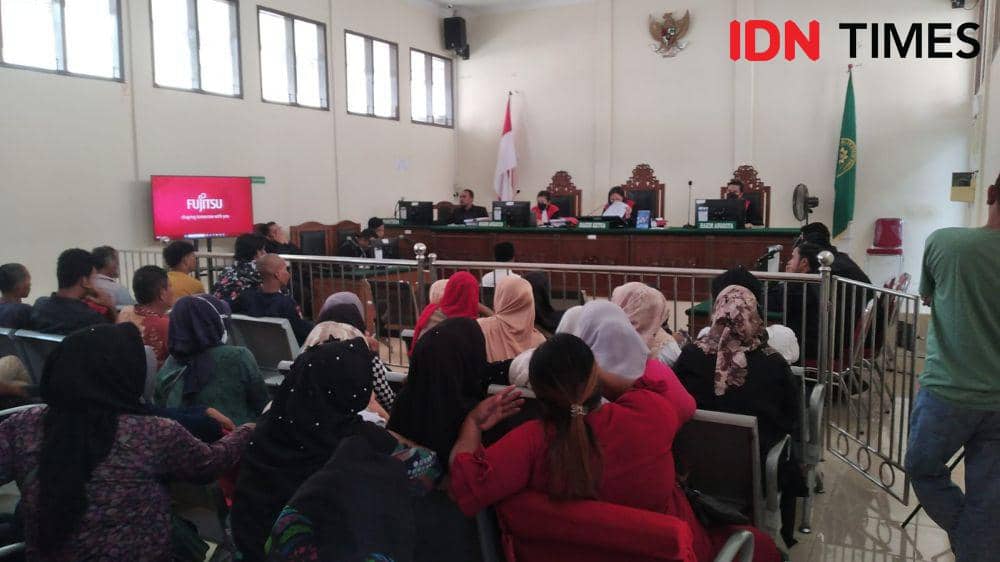 Majelis hakim yang menjatuhkan vovis terhadap terdakwa pembunuh eks DPRD Langkat Paino (IDN Times/ Bambang Suhandoko)