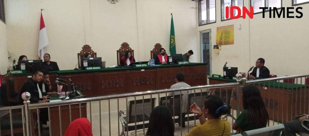 Majelis hakim yang menjatuhkan vovis terhadap terdakwa pembunuh eks DPRD Langkat Paino (IDN Times/ Bambang Suhandoko)