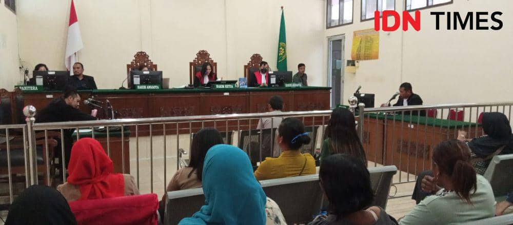 Majelis hakim yang menjatuhkan vovis terhadap terdakwa pembunuh eks DPRD Langkat Paino (IDN Times/ Bambang Suhandoko)