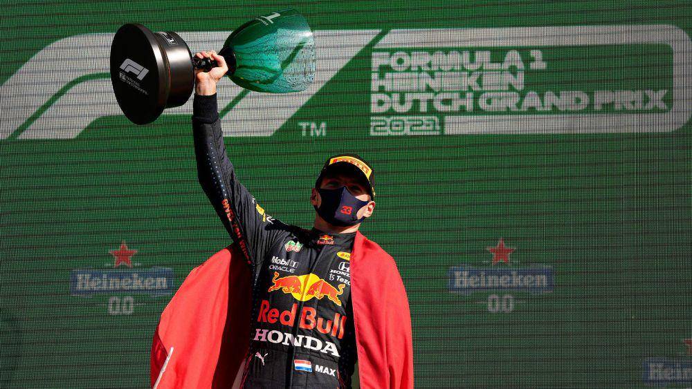 Max Verstappen mengangkat trofi kemenangan GP Belanda 2021. (twitter.com/Oracle Red Bull Racing)