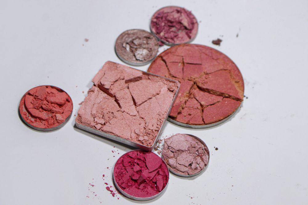 Palette eyeshadow yang retak (unsplash.com/melanfolia)