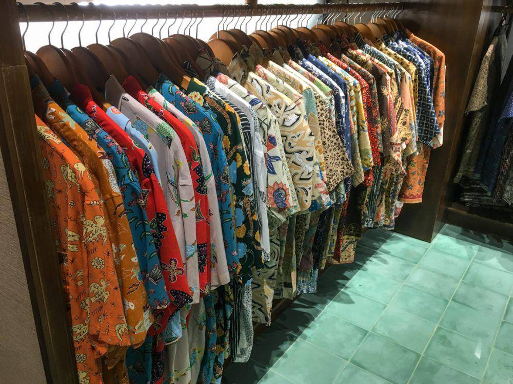 Varian kemeja pria yang semuanya terbuat dari kain batik (Dok.Pribadi/Natalia Indah)