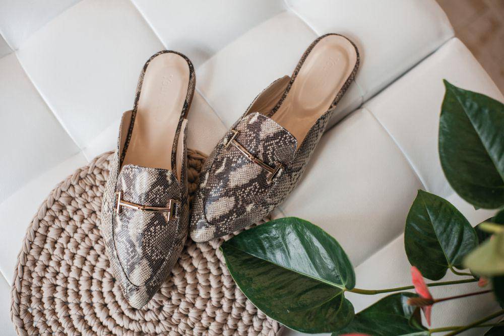 Ilustrasi mules shoes yang kebanyakan bermotif cantik (Pexels.com/Denys Mikhalevych)
