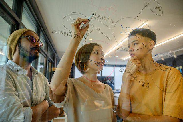 ilustrasi menyusun tujuan (pexels.com/Ketut Subiyanto)
