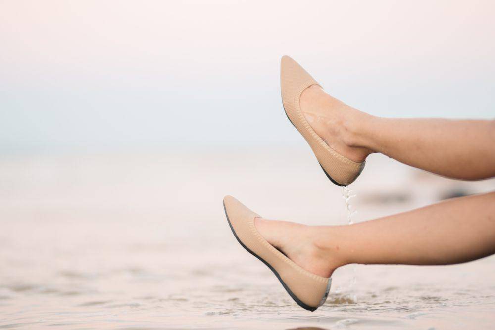 Ilustrasi flat shoes yang bisa dipakai di mana saja dan kapan saja (Pexels.com/Taryn Elliott)